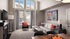Ein modernes Wohnzimmer mit einer Couch, einem Couchtisch und einem Fernseher.