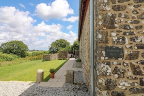 Un edificio de piedra con un letrero que dice 'Reddaway Byre'.