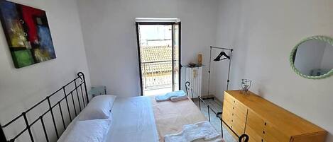 3 bedrooms, internet, bed sheets