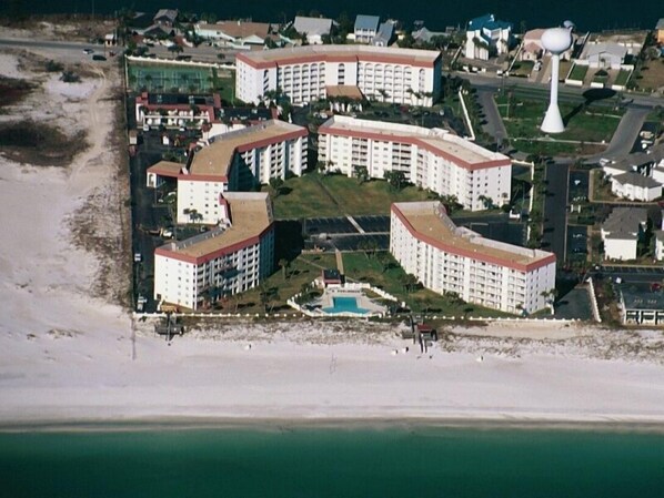 A coastal hotel complex with multiple buildings, a swimming pool, and a beach. - El Matador #117 (Fort Walton Beach)