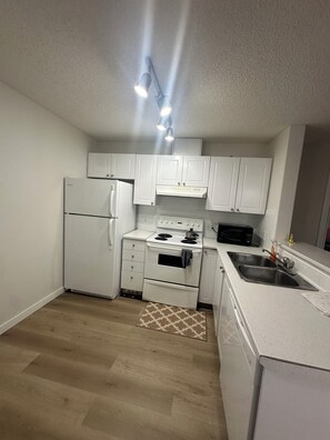 Private kitchen - YourPeace 2 room apartment (Edmonton)