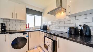 Coffee/tea maker, fridge, microwave, oven