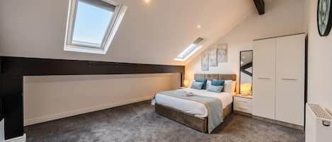 Desk, iron/ironing board, WiFi, bed sheets
