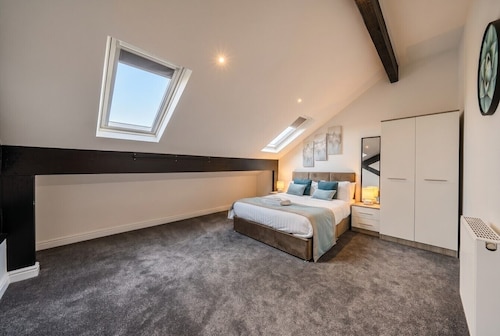2-Bed Flat Sleeps 5 with Free Parking · Treetop Views in Newsome