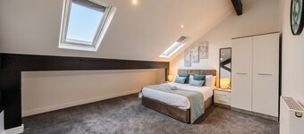 2-Bed Flat Sleeps 5 with Free Parking · Treetop Views in Newsome