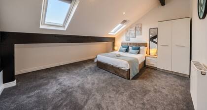 2-Bed Flat Sleeps 5 with Free Parking · Treetop Views in Newsome