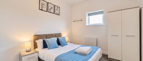 Desk, iron/ironing board, WiFi, bed sheets