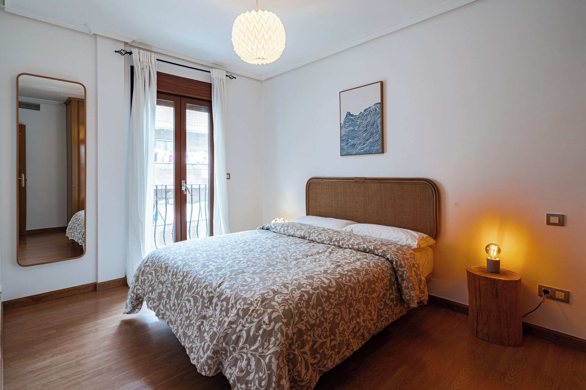 Tabla de planchar con plancha, wifi, ropa de cama