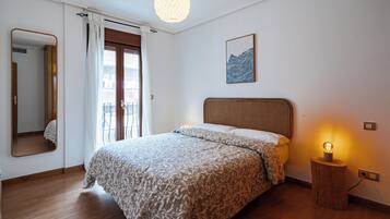 Tabla de planchar con plancha, wifi, ropa de cama