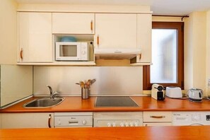 Private kitchen - Bright, centrally located, and quiet (Madrid)