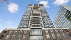 Un immeuble de grande hauteur, doté de nombreux étages, de grandes fenêtres et d’une architecture moderne.