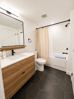 Bathroom - Modern Downtown Retreat (Kelowna)