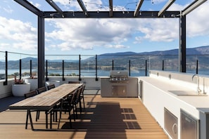 Outdoor dining - Modern Downtown Retreat (Kelowna)