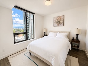 Room - Modern Downtown Retreat (Kelowna)