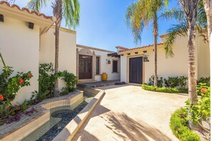 Exterior - Live the Cabo Dream, Luxurious 5-bedroom Oceanfront Paradise in Cabo San Lucas (Cabo san lucas)