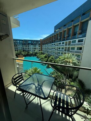 Outdoor dining - Laguna beach resort 2 Jomtien beach condominium - Apartment free electricity (Muang Pattaya)