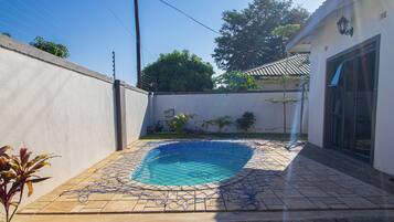 8 outdoor pools
