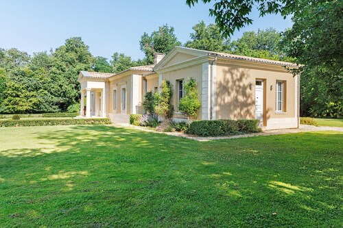 Studio at Closerie Des Vignes with Private Terrace, Garden, and Wi-Fi