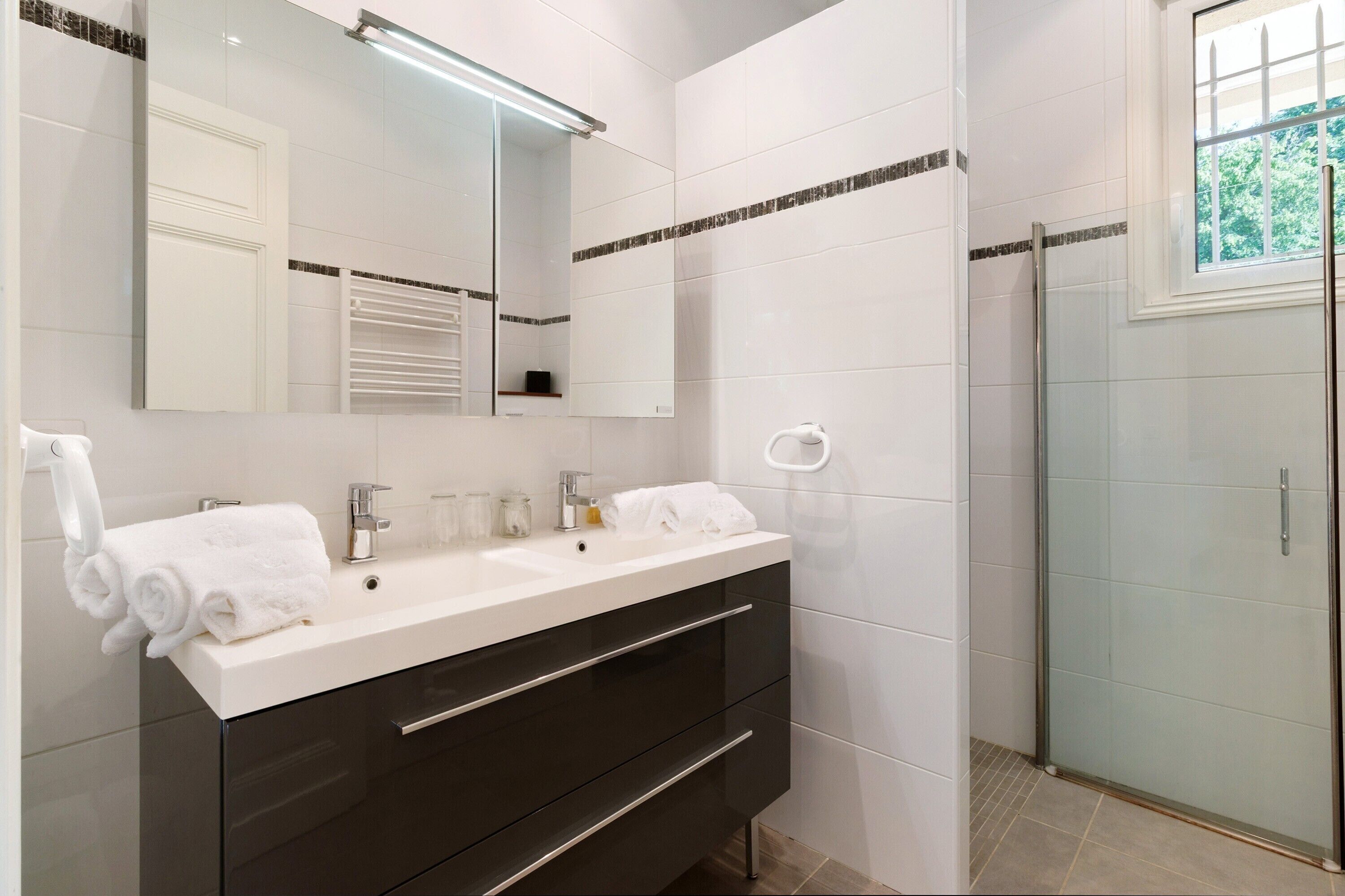 Een douche, een haardroger, handdoeken