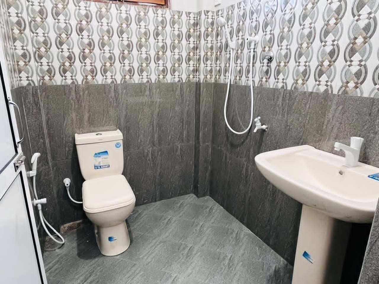 Towels, soap, shampoo, toilet paper