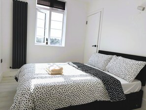 2 bedrooms, WiFi, bed sheets - Stylish 2Bed Flat-Fast WiFi-Close to Shops, Restaurants & Train Station-Sleeps 5 (Croydon)
