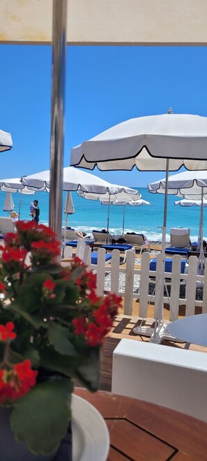 Outdoor dining - Vrbo Property (Nice)