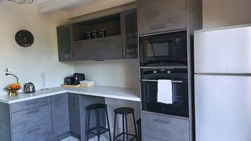 Coffee/tea maker, fridge, microwave, oven