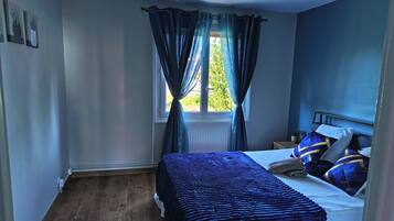 2 bedrooms, iron/ironing board, WiFi, bed sheets