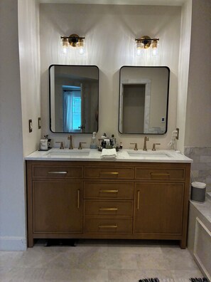 Shower, jetted tub, hair dryer, bidet - High Design, Museum District 2 BR/2BA KC Condo (Kansas City)
