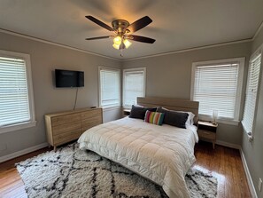 Room - Cozy Dallas 1BR Duplex with Full Kitchen + Laundry (Dallas)