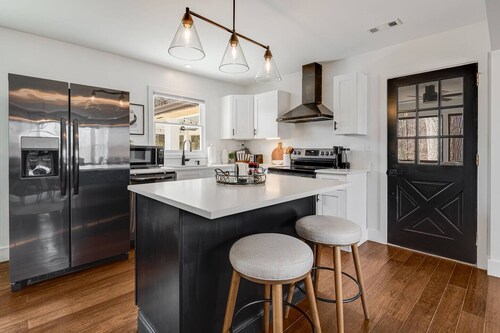 Fire Pit, BBQ & Room for Everyone, Spacious 4BR/3BA in Hendersonville