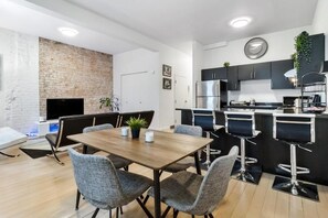 Dining - Downtown MTL Metro Access Chic 2BR Stay (Montréal)