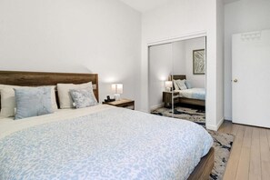 Room - Downtown MTL Metro Access Chic 2BR Stay (Montréal)