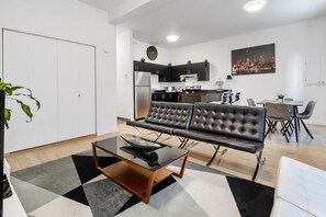 Living area - Downtown MTL Metro Access Chic 2BR Stay (Montréal)
