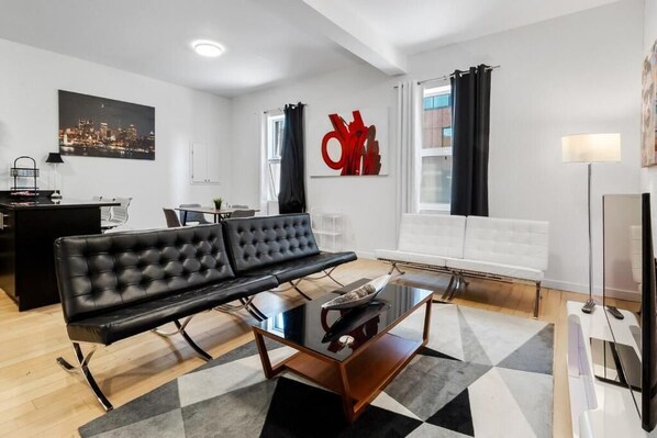 Living area - Downtown MTL Metro Access Chic 2BR Stay (Montréal)