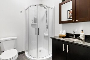 Bathroom - Downtown MTL Metro Access Chic 2BR Stay (Montréal)