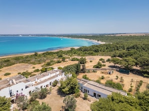 A coastal property with a white building, a beach, and surrounding greenery. - Decima Dimora Del Pizzo - Gallipoli (Gallipoli)