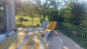 Outdoor dining - Vrbo Property (Loubressac)