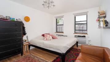 3 habitaciones, tabla de planchar con plancha, internet y ropa de cama