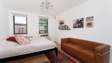 3 habitaciones, tabla de planchar con plancha, internet y ropa de cama