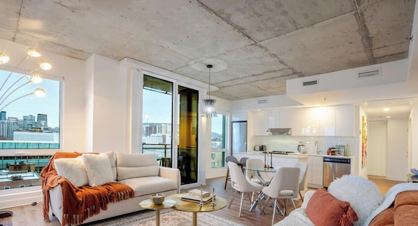 Eine moderne Wohnung mit Wohnzimmer, Essbereich und Küche.