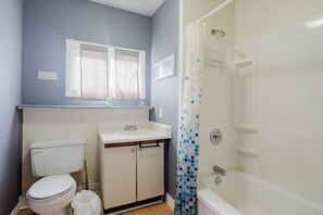 Bathroom - 3 Bedroom Cottage XII: PL (Gravenhurst)