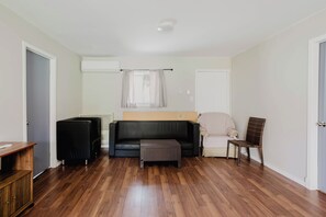Living area - 3 Bedroom Cottage XII: PL (Gravenhurst)