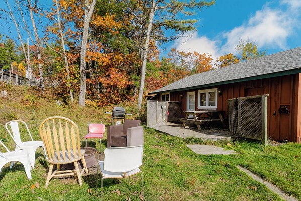 Outdoor dining - 3 Bedroom Cottage XII: PL (Gravenhurst)