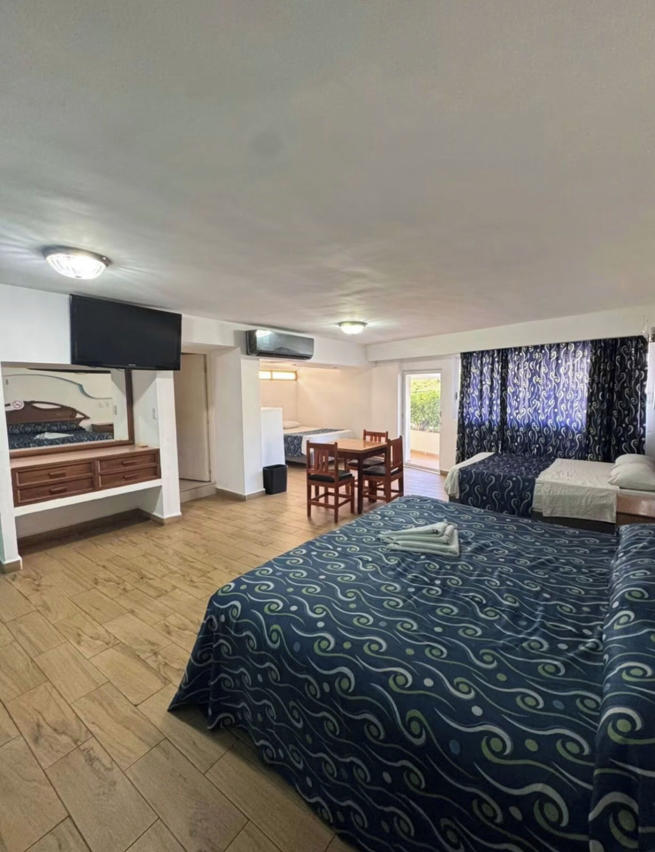 Habitación doble Confort, vista parcial al océano | Tabla de planchar con plancha y wifi gratis 