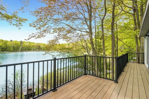 Lakefront Cottage | Beach, Dock, Kayaks & Firepit
