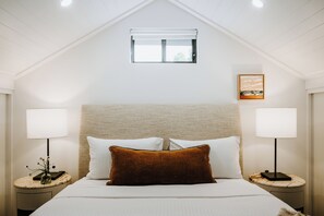 A bedroom with a bed, two bedside tables, a window, and a picture on the wall. - Luxe Loft Contemporary Comfort by Mudgees CBD (Mudgee)