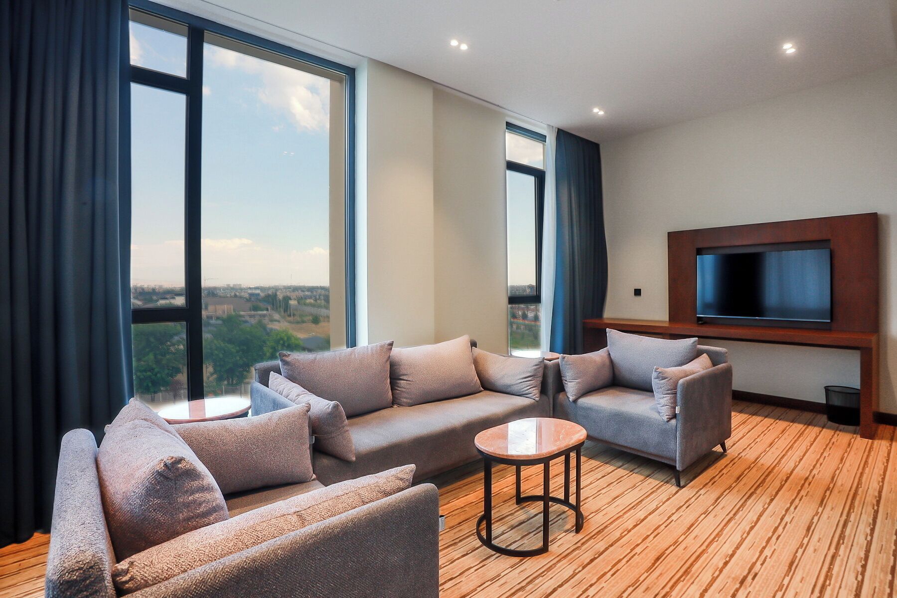 Habitación de lujo doble, balcón | Sala de estar | Smart TV de 40 pulgadas con canales digitales