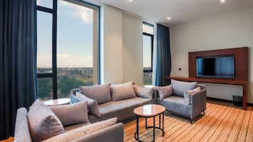 Habitación de lujo doble, balcón | Sala de estar | Smart TV de 40 pulgadas con canales digitales