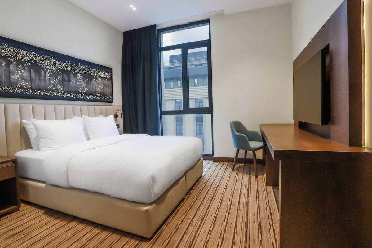 Minibar, in-room safe, laptop workspace, blackout curtains